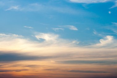 Gökyüzündeki kabarık bulutlar