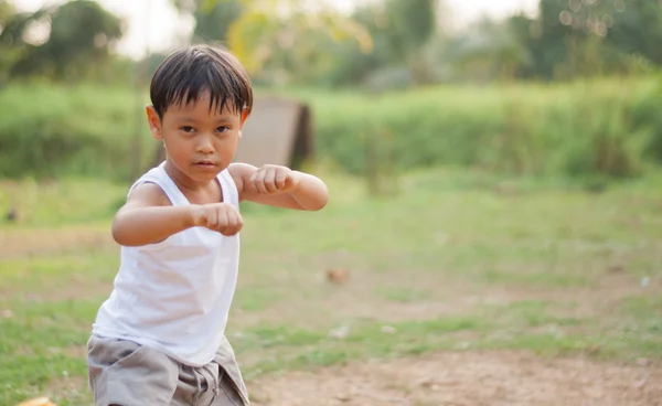 Feliz jovem ásia menino jogar kungfu ter diversão — Fotografia de Stock