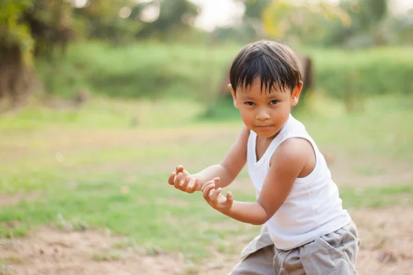 Feliz jovem ásia menino jogar kungfu ter diversão — Fotografia de Stock