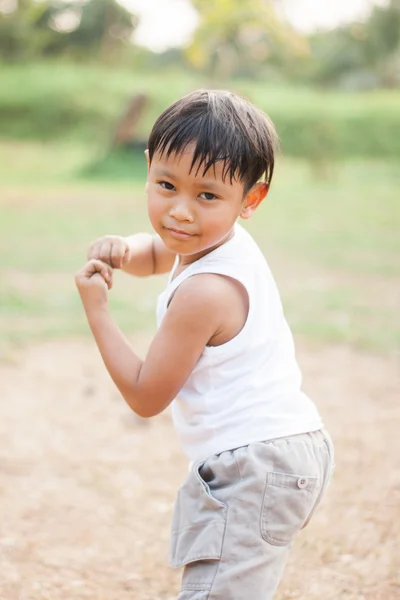 Feliz jovem ásia menino jogar kungfu ter diversão — Fotografia de Stock