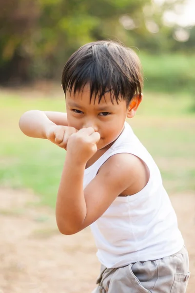 Feliz jovem ásia menino jogar kungfu ter diversão — Fotografia de Stock