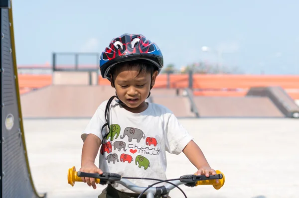 Menino usando capacetes livrando bicicleta  . — Fotografia de Stock