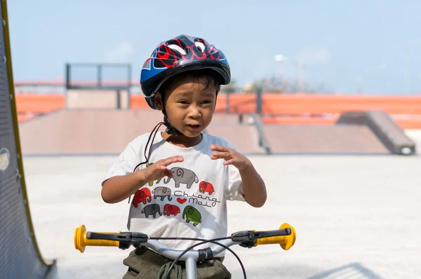 Menino usando capacetes livrando bicicleta  . — Fotografia de Stock