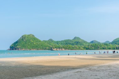 Prachuap Khiri Khan, Tayland - Nisan, 2015: İnsanlar Ao adam sakin ol