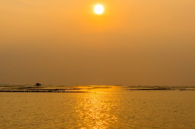 Küçük balıkçı tekneleri günbatımı sırasında denizde silüeti