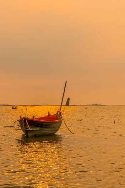 Pequenos barcos de pesca no mar durante o pôr do sol e nuvens . — Fotografia de Stock