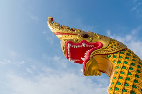 Serpiente rey o rey de naga estatua en templo tailandés en cielo azul b —  Fotos de Stock