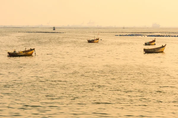 Pequeños barcos de pesca en el mar al atardecer — Foto de Stock
