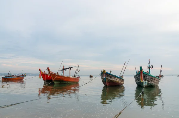 Pequeños barcos de pesca en el mar al atardecer y nubes . — Foto de Stock