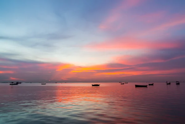 Silhouet van kleine vissersboten op de zee tijdens zonsondergang — Stockfoto