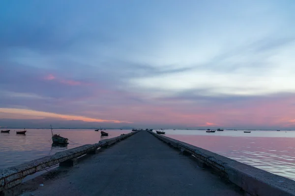 Kleine vissersboten op de zee tijdens zonsondergang en wolken. — Stockfoto