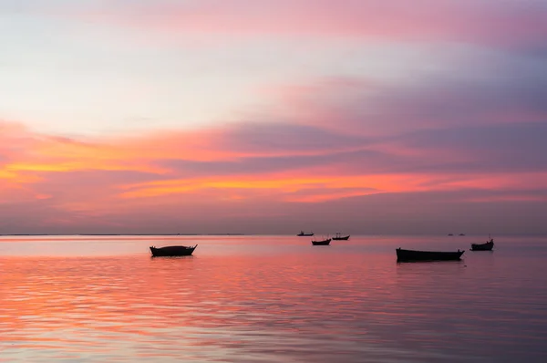 Silhouet van kleine vissersboten op de zee tijdens zonsondergang — Stockfoto