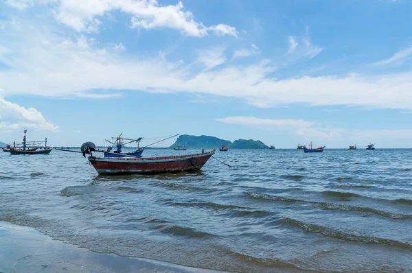 Pequeños barcos de pesca zona de Ao Prachuap y fondo Khao Chong Krachok, provincia de Prachuap Khiri Khan en el sur de Tailandia — Foto de Stock