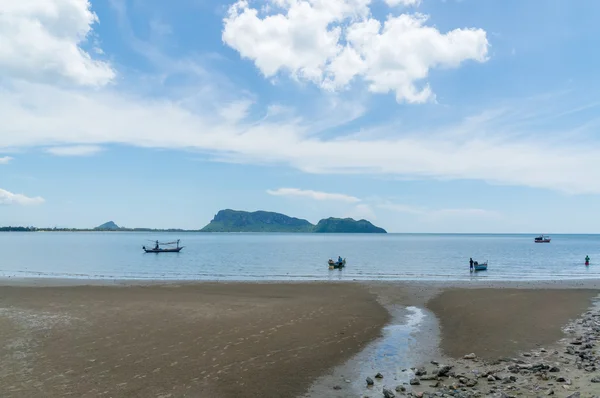 Kleine Fischerboote ao prachuap Bereich und khao chong krachok Hintergrund, prachuap khiri khan Provinz im südlichen Thailand — Stockfoto