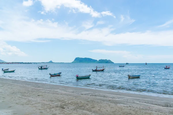 Kleine Fischerboote ao prachuap Bereich und khao chong krachok Hintergrund, prachuap khiri khan Provinz im südlichen Thailand — Stockfoto