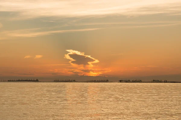 De sfeer tijdens de zonsondergang en silhouet van vrachtschip — Stockfoto