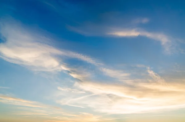 Ateşli turuncu günbatımı gökyüzü. Güzel gökyüzü.
