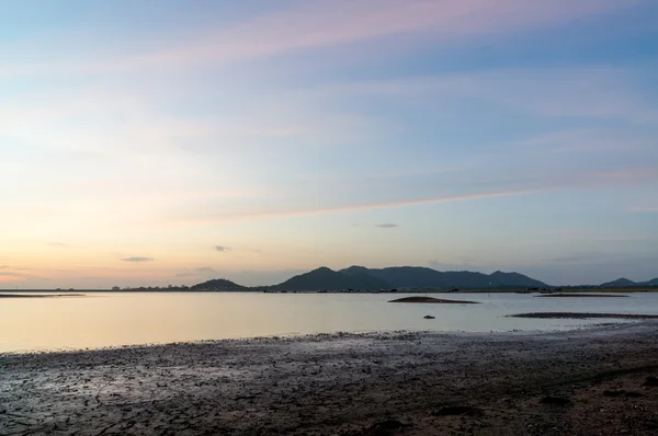 夕暮れ空山の風景の中に — ストック写真