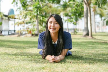 mutlu genç kız doğa arka plan 