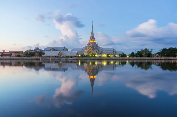 Wat Sothon Wararam Worawihan en el crepúsculo, Chachoengsao, Tailandia —  Fotos de Stock
