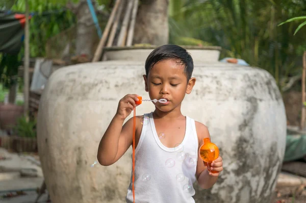 Ásia menino jogar com sabão bolhas menino com bolhas — Fotografia de Stock