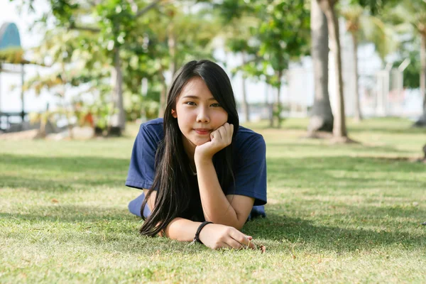 mutlu genç kız doğa arka plan 