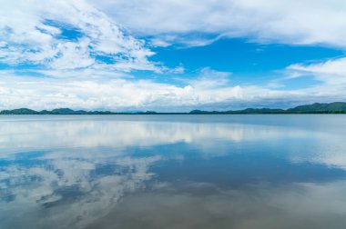 Deniz ve blue Sky adlı Kung Krabaen Bay Chathaburi Province, Tayland mangrov orman refleks resmi