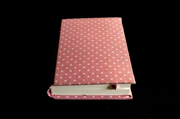 Caderno rosa velho em fundo preto — Fotografia de Stock