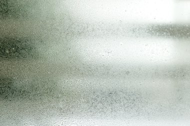 glas üstünde su damlaları