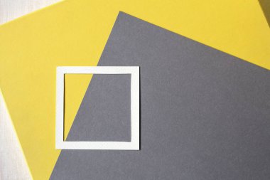 Düz afiş şablonu, geometrik elementlerin gri ve parlak sarı ve kopyalama alanı çerçeveli. 2021 'in modern renkli tasarımı. Renkli ve basit bir geçmişi var. Soyut duvar kağıdı.