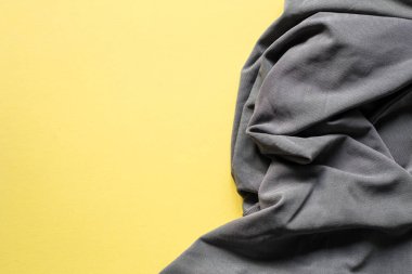 İpek kumaş dokusu. Sancak şablonu veya duvar kağıdı için katlanmış tekstil malzemesi ile soyut arkaplan. 2021 'in moda renkleri: Gri ve sarı. Kopyalama alanı olan üst görünüm.
