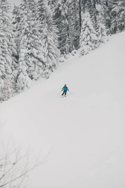 Esquiador Descendo Com Velocidade Uma Encosta Inverno Branca Nas Montanhas — Fotografia de Stock