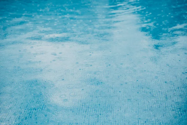 Rain Drops Falling Pool Water Creating Soft Ripples — Stock Photo, Image