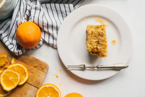 Puesta Plana Pastel Griego Portokalopita Plato Naranjas Orgánicas Rodajas Sobre — Foto de Stock