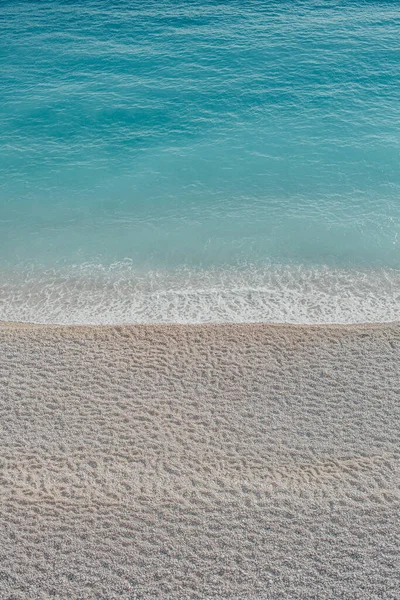 Παραθαλάσσια Θέα Γαλαζοπράσινα Νερά Και Βότσαλα Παραλία Ελάχιστο Θαλάσσιο Τοπίο — Φωτογραφία Αρχείου