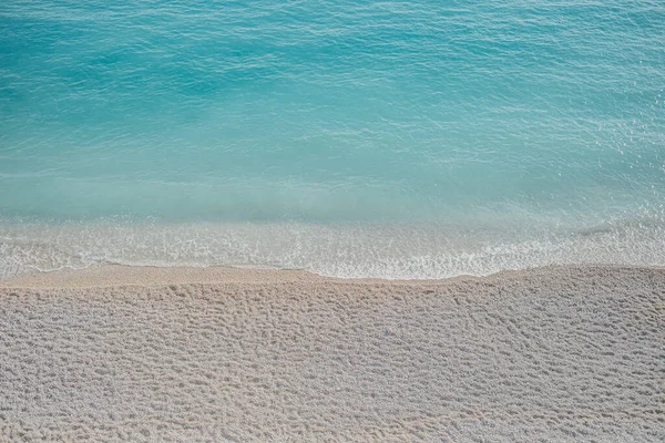 Powyżej Widok Słoneczną Plażę Czystą Turkusową Wodą Kamyczkami Żywe Błękitne Obrazek Stockowy