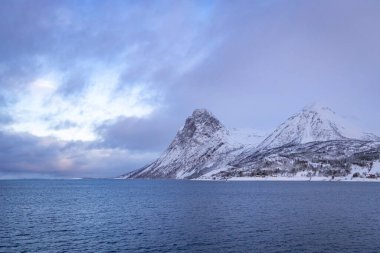 Norveç Denizi 'ndeki kıyı şeridi boyunca karlı dağlar 