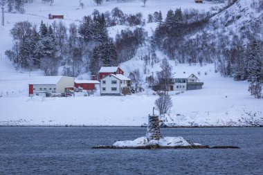Küçük Finnsnes köyü Tromso yolunda.