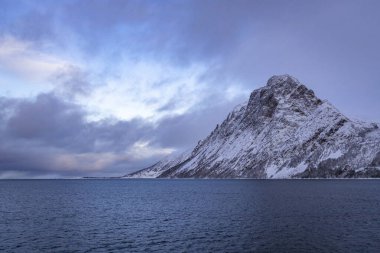 Norveç Denizi 'ndeki kıyı şeridi boyunca karlı dağlar 