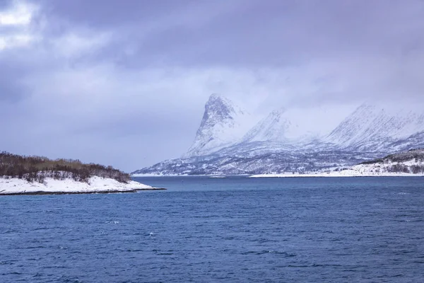 挪威海沿岸积雪覆盖的山脉 — 图库照片