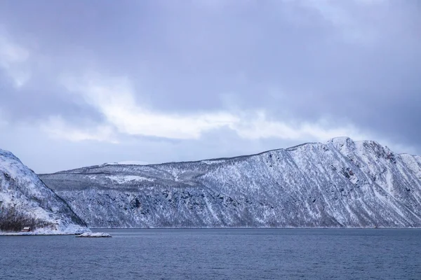 Montagne Innevate Lungo Costa Del Mare Norvegia — Foto Stock