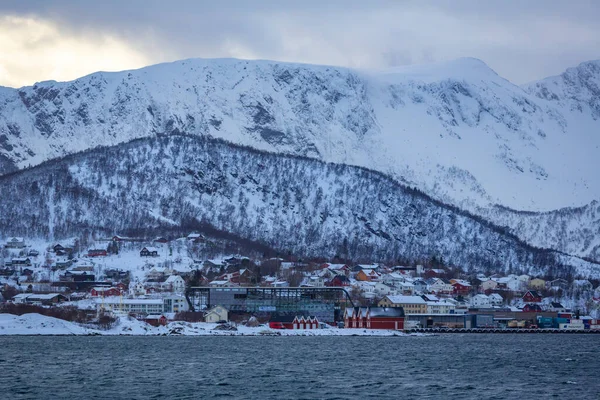 Kolorowe Domy Wzdłuż Małej Wiosce Stokmarknes Vesteralen Norwegii — Zdjęcie stockowe