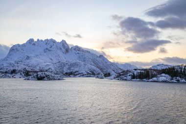 Norveç Denizi 'ndeki kıyı şeridi boyunca karlı dağlar 