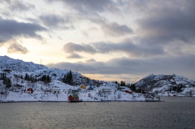 Kuzey Norveç 'te Finnsnes kıyısında harika bir yerde evler. 