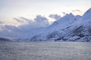 Norveç Denizi 'ndeki kıyı şeridi boyunca karlı dağlar 
