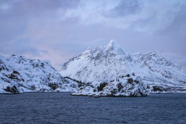 Norveç Denizi 'ndeki kıyı şeridi boyunca karlı dağlar 