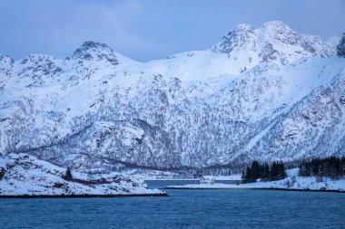 Norveç Denizi 'ndeki kıyı şeridi boyunca karlı dağlar 