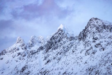 Norveç Denizi 'ndeki kıyı şeridi boyunca karlı dağlar 