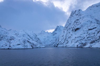 Norveç Denizi 'ndeki kıyı şeridi boyunca karlı dağlar 