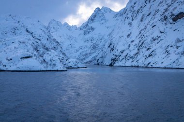 Norveç Denizi 'ndeki kıyı şeridi boyunca karlı dağlar 